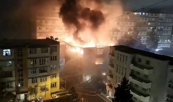 Ev yanıb: 6-sı uşaq olmaqla 8 nəfərin meyiti aşkarlanıb